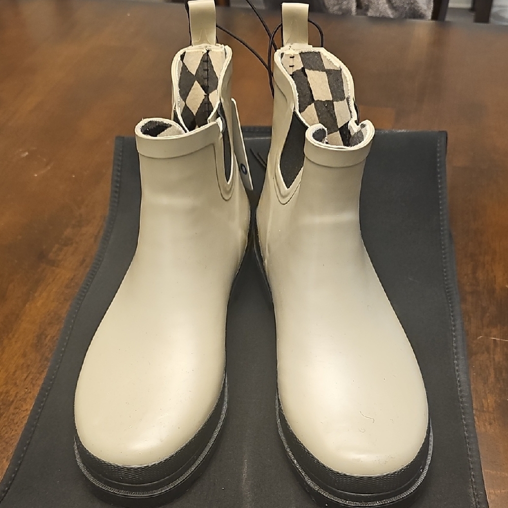 GOGO Cream Ankle Boots